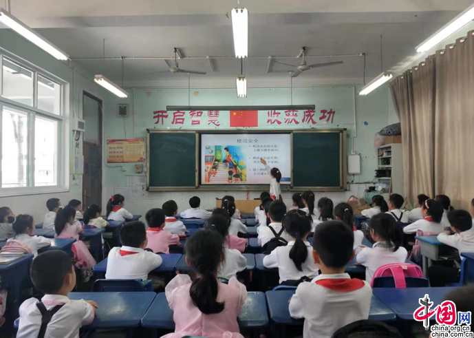 知安全懂安全乐山柏杨小学培养学生安全习惯