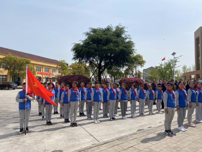 湖北省江陵县普济中学开展清明祭英烈丰碑励童心主题国防教育活动