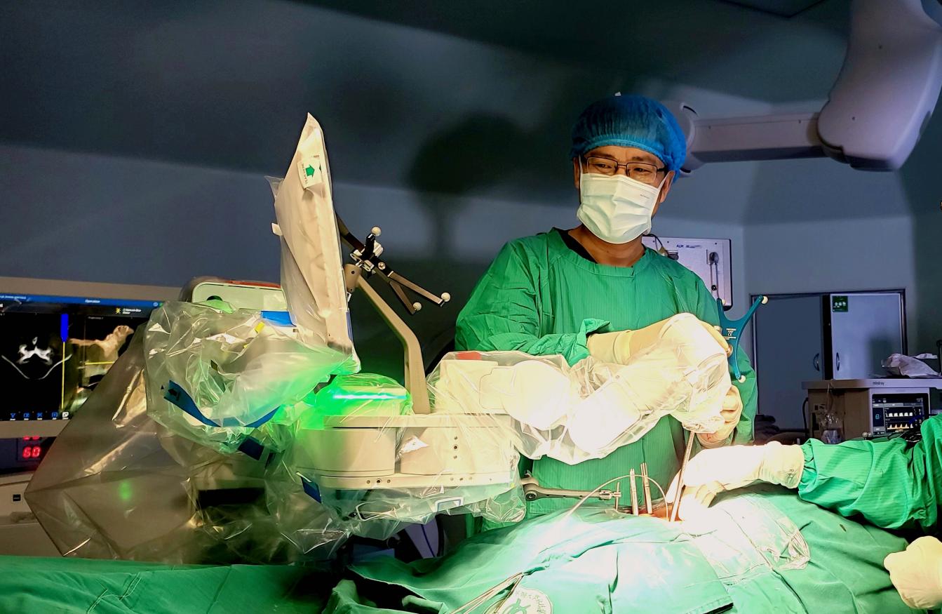 陆军军医大学新桥医院完成国内首例机器人全流程辅助MIS-TLIF手术 _ 图片中国_中国网