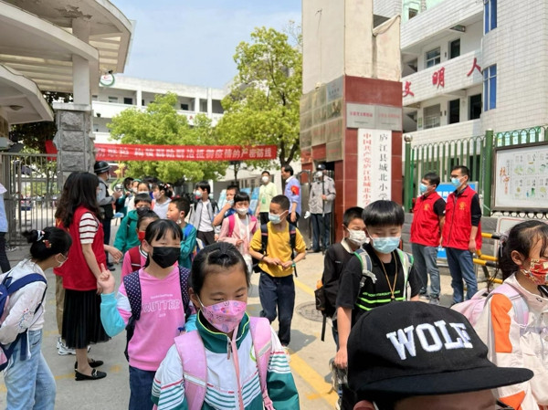 庐江县城北小学全体党员开展防疫有我党员先行主题党日活动