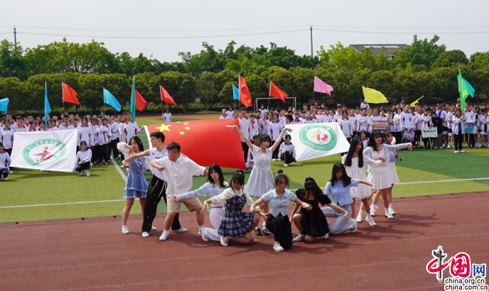 会徽方队的引导下,各班运动员代表队喊着嘹亮口号依次通过主席台,展现