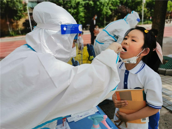 学生核酸检测照片图片