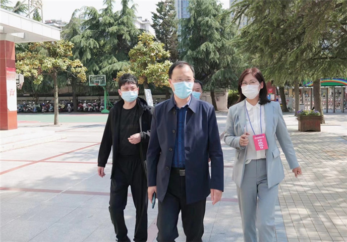 庐江县教体局局长唐晓春到城关小学开展五一劳动节走访慰问