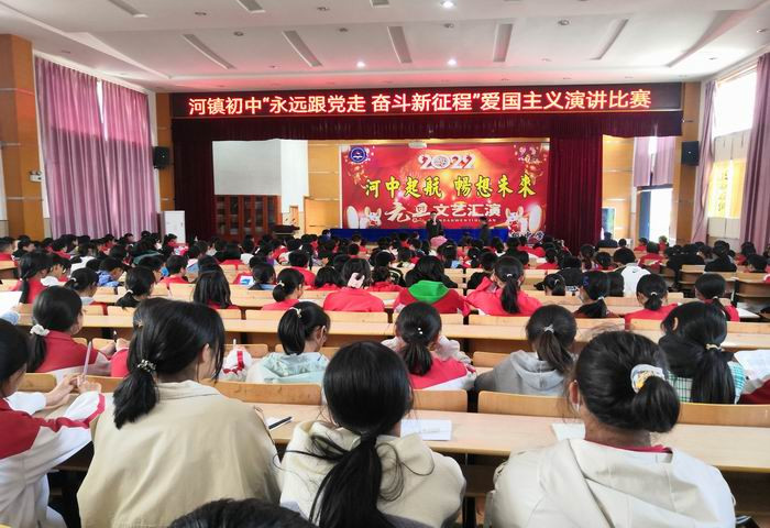 来自七八年级6个班的12名选手参加今天的决赛,他们忆党史,感党恩,赞