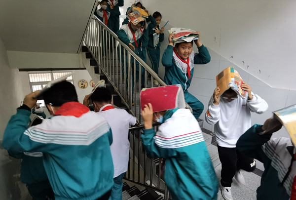 庐江县晨光小学开展防灾减灾应急逃生疏散演练