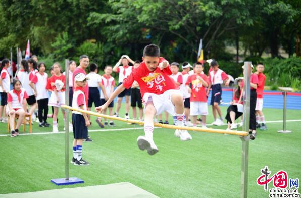 乐鱼体育平台踏着运动节拍绽放别样精彩 成都龙泉驿十陵小学体育节展健将风采(图3)