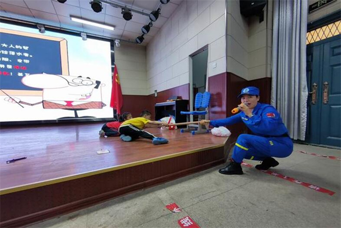 庐江蓝天救援队防溺水宣讲团走进汤池镇松元小学