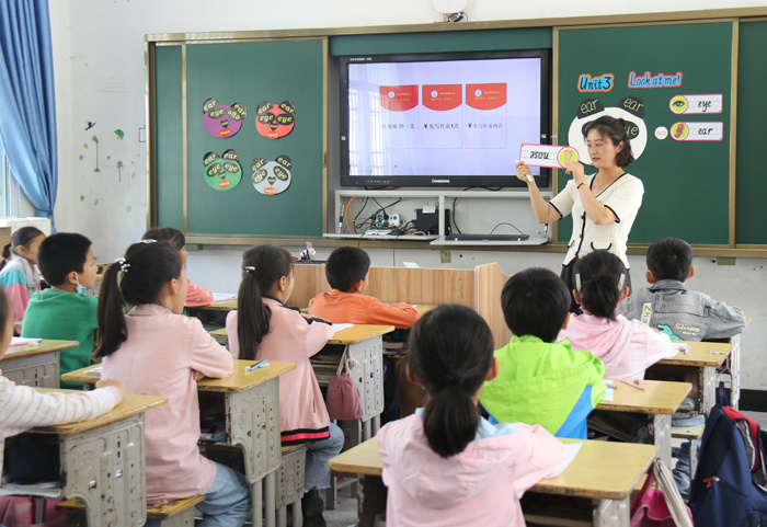 城乡联动送教下乡促进成长潜山市梅城中心小学送教下乡到割肚学校
