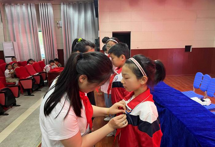 庐江县汤池镇松元小学举行中国少年先锋队新队员入队暨红领巾奖章一