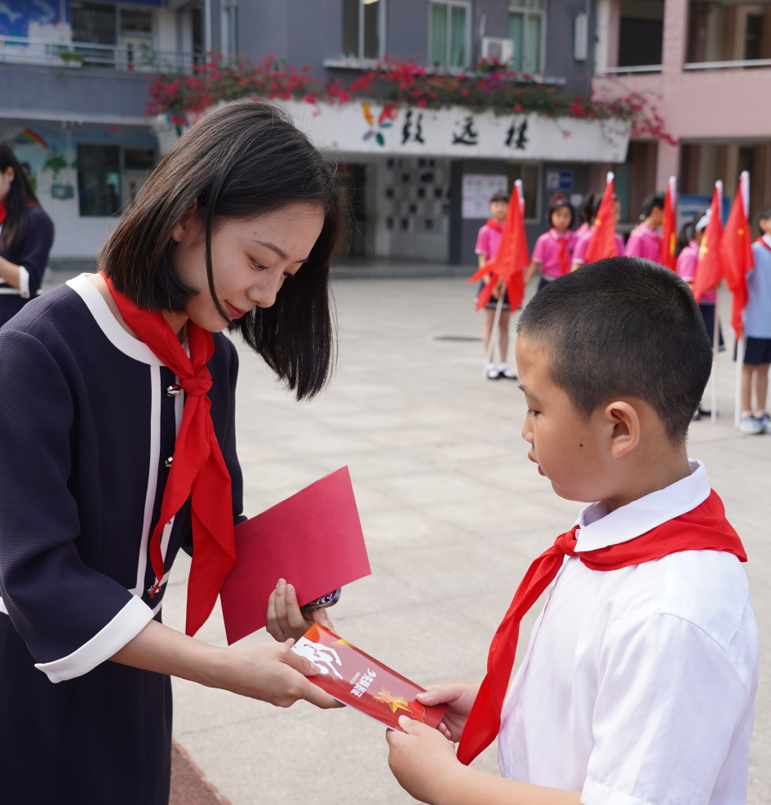 喜迎二十大争做新时代好队员天涯石小学开展新队员入队仪式