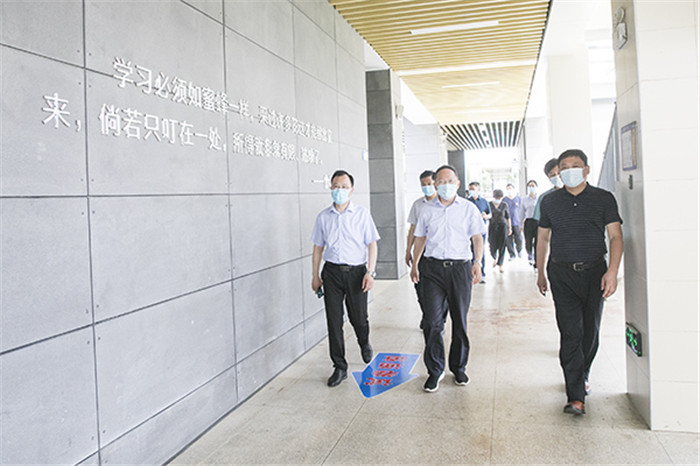 庐江县委书记许华为检查巡视庐江二中考点