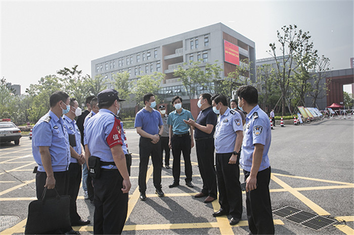 庐江县委书记许华为检查巡视庐江二中考点