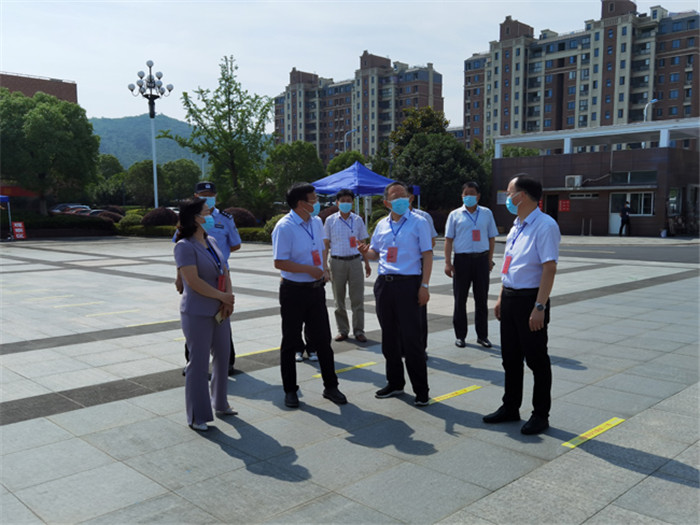 高考首日庐江县委书记许华为深入庐江中学考点巡视开考情况