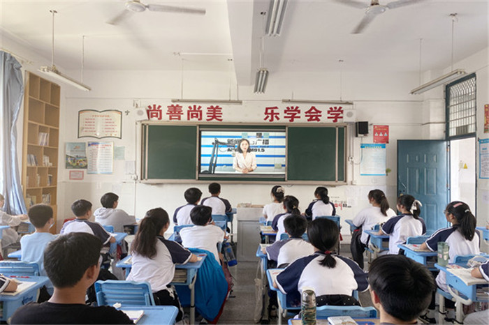 全体师生利用班会课,集中学习收看了《护苗·网络安全课.