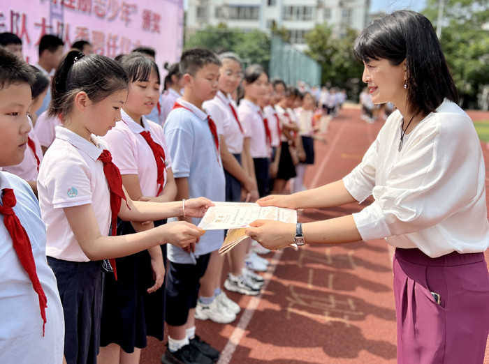 合肥市莲花小学举行2022年尚莲励志少年颁奖暨新一届大队委聘任校队退