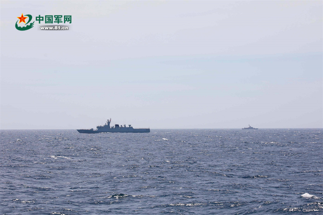 日,中国海军巴中舰和恩施舰在北部湾海域与越南海军舰艇组成编队开展