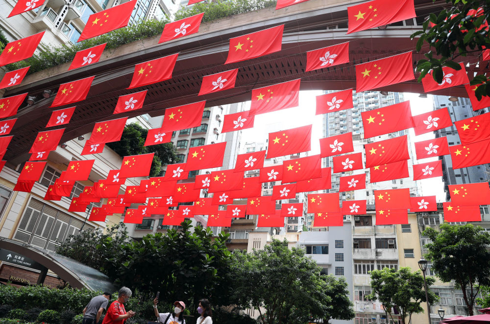 “香港回归祖国25周年|喜庆气氛洋溢香港街头