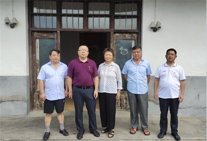 潜山市塔畈乡中心学校党支部走访慰问退休教师