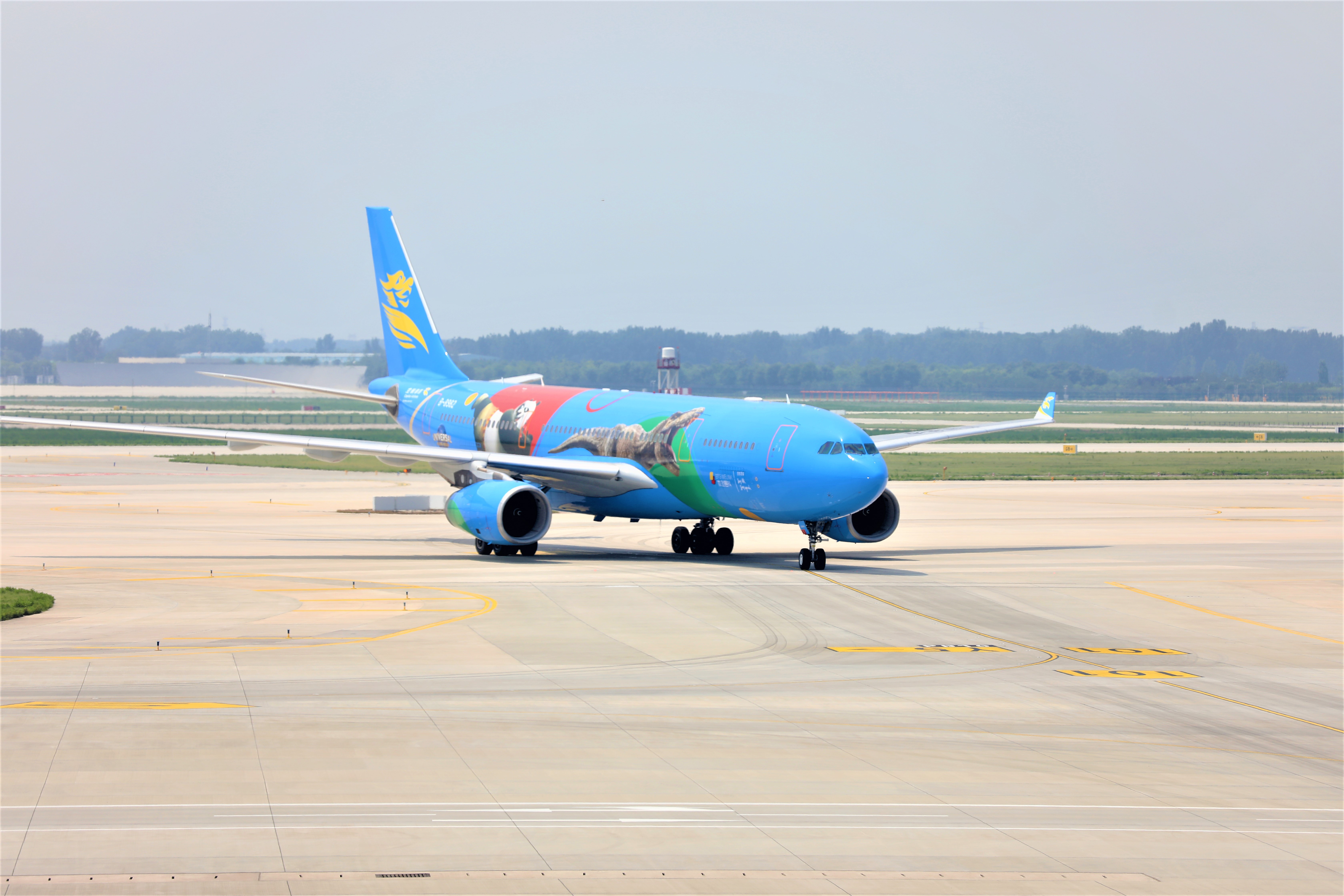 首都航空北京環球度假區主題飛機亮相大興機場