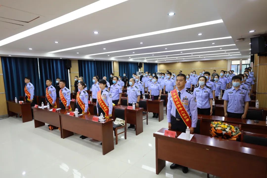 在场民警辅警纷纷表示,将会深入学习英模们崇高的精神品质,凝聚榜样