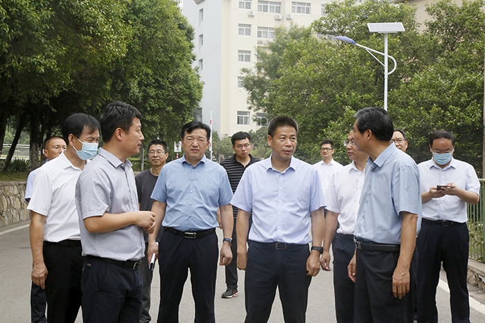 淮北市委书记市长覃卫国调研淮北师范大学文明创建工作