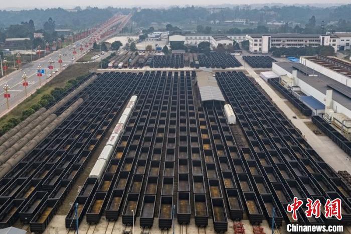 整齐堆放即将交付的新货车。　杨学东 摄