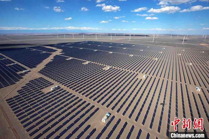 在新疆哈密蓬勃发展的风光电站，新疆正从煤电大区向绿电基地转换。　张利民 摄