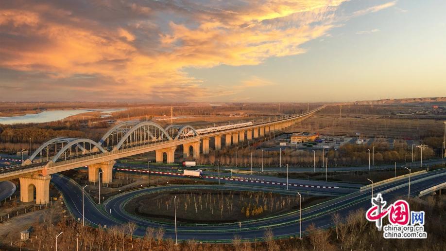 图1:急速飞驰的试验动车组穿梭在银兰高铁宁夏段 中国铁路供图.jpg 图1:急速飞驰的试验动车组穿梭在银兰高铁宁夏段 中国铁路供图.jpg