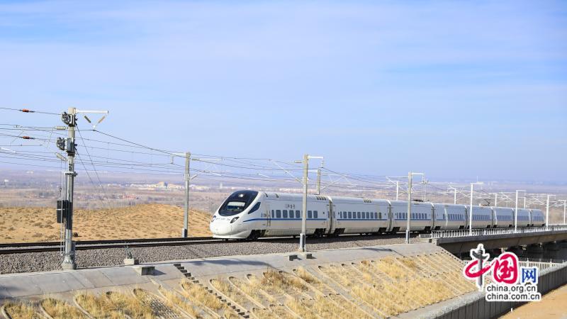 图5:急速飞驰的试验动车组穿梭在银兰高铁宁夏段 中国铁路供图.jpg 图5:急速飞驰的试验动车组穿梭在银兰高铁宁夏段 中国铁路供图.jpg