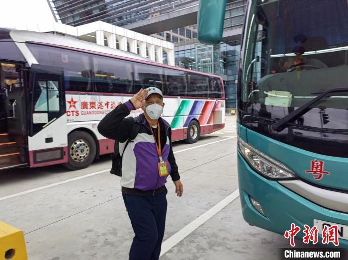 从香港返回内地的第一位旅客 陈素华 摄