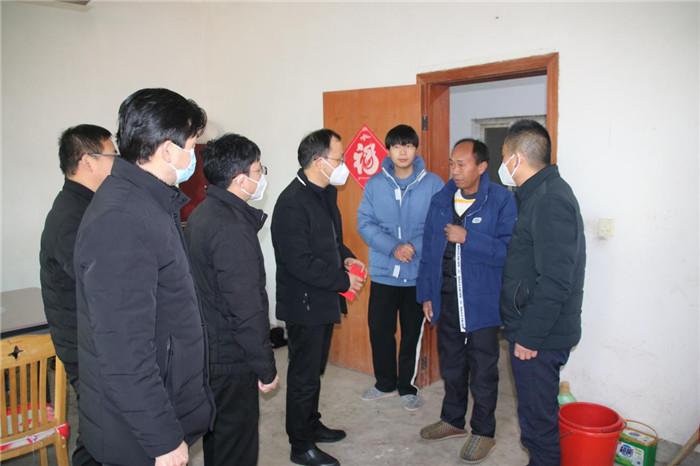 庐江县政协副主席教体局局长唐晓春到矾山镇走访慰问困难党员教师