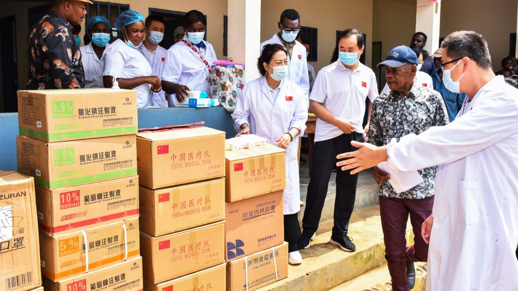 Members of the Chinese medical team present a batch of medicine offered to the Health Center of Ngat-Bane to Dieudonne Zang Mba Obele (2nd R), mayor of Mbalmayo in Ngat-Bane, Cameroon, August 20, 2022. /Xinhua