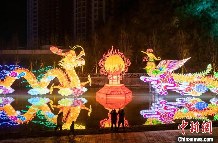 施秉县杉木河夜漂景区，游客在参观迎春灯会。　磨桂宾 摄