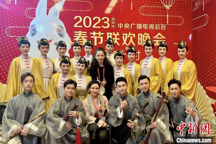 《百鸟归巢》厦门市南乐团参演人员后台合影。 厦门市南乐团供图