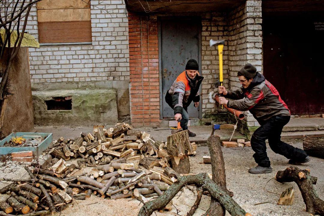 2022年12月21日，巴赫穆特，人們砍柴過冬。本版圖/澎湃影像