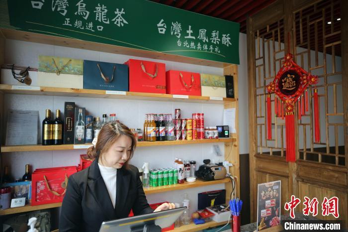 “85后”新台商林慧梅在自己经营的台湾特色火锅店内工作。　蔡亚群 摄