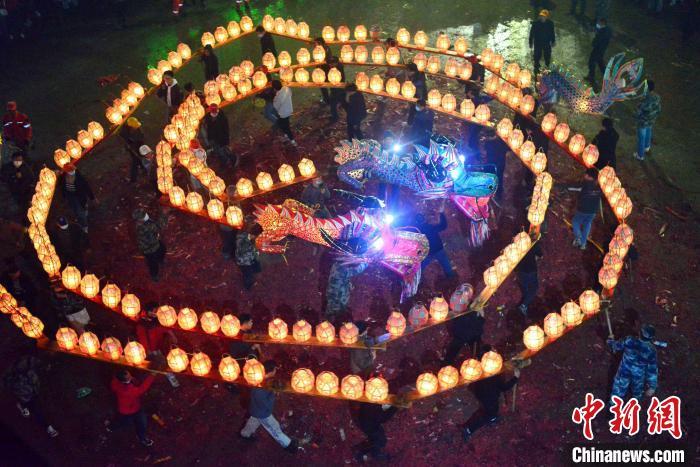 （新春走基层）刻纸龙灯“闹”元宵