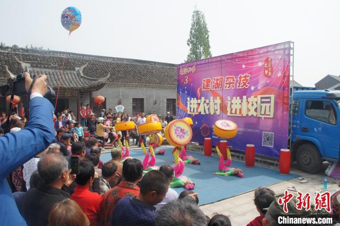 江苏省杂技团将精彩节目送到群众家门口。　江苏省杂技团供图