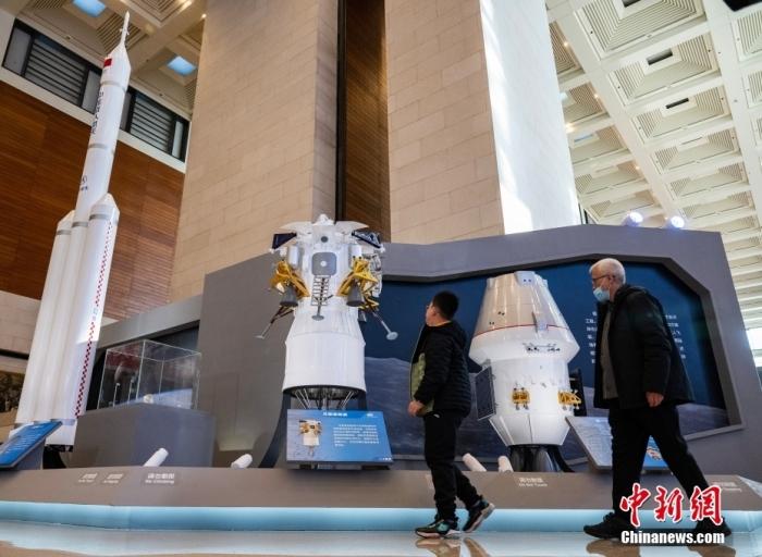 2月24日，“逐梦寰宇问苍穹——中国载人航天工程30年成就展”在位于北京的中国国家博物馆开幕。为期3个月的该展览首次展出中国新一代运载火箭、载人飞船及月面着陆器等未来载人登月主要飞行产品模型。图为观众参观“长征十号”运载火箭的1:10模型(左)、月面着陆器(中)和新一代载人飞船的1:4模型。中新社记者 侯宇 摄