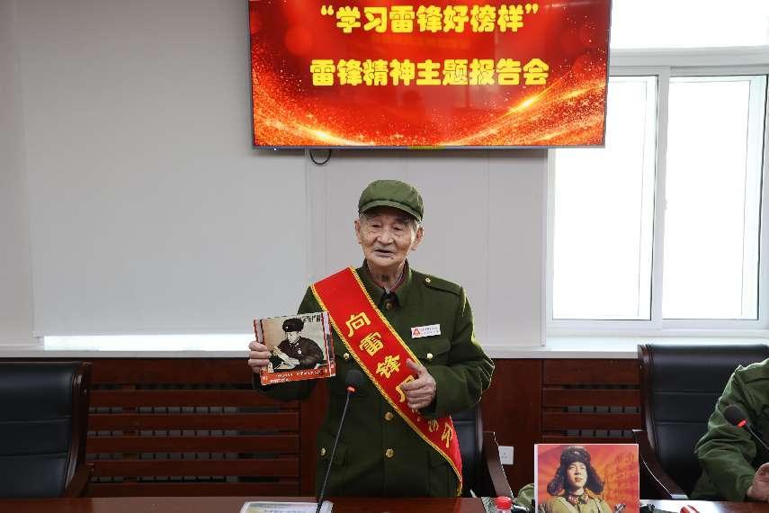 雷锋生前战友为航天青年讲述雷锋故事 _ 图片中国_中国网