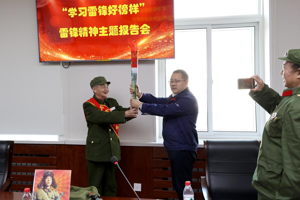 雷锋生前战友为航天青年讲述雷锋故事 _ 图片中国_中国网