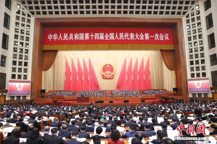 3月7日，十四届全国人大一次会议在北京人民大会堂举行第二次全体会议。中新社记者 盛佳鹏 摄