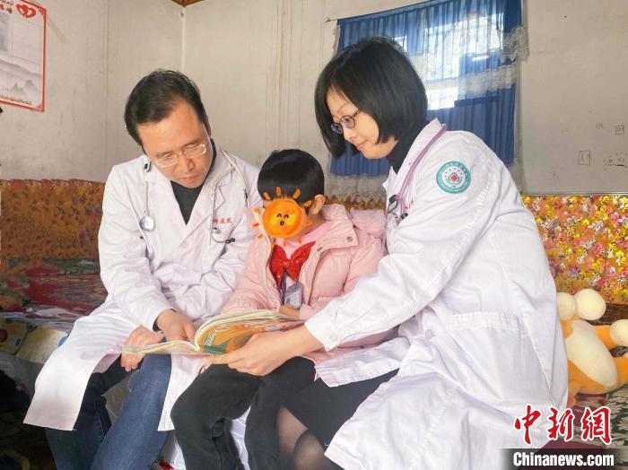 小古丽为徐丹、彭克荣朗读课文。 周玲玲 摄