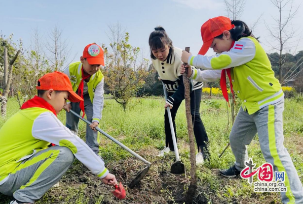 首页 中国教育>该校副校长颜佳俊带领学校教师,家长代表和学生志愿