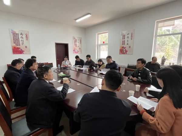 调研组专家与到村大学生面对面交流