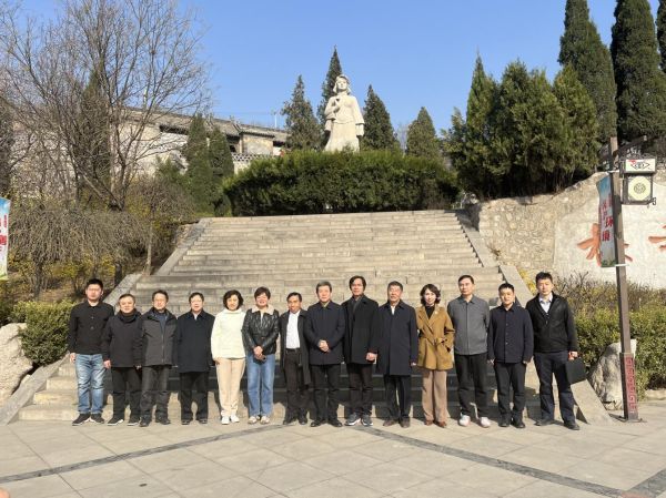 人民论坛调研组一行合影