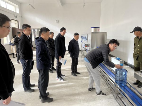 调研组考察集体经济项目