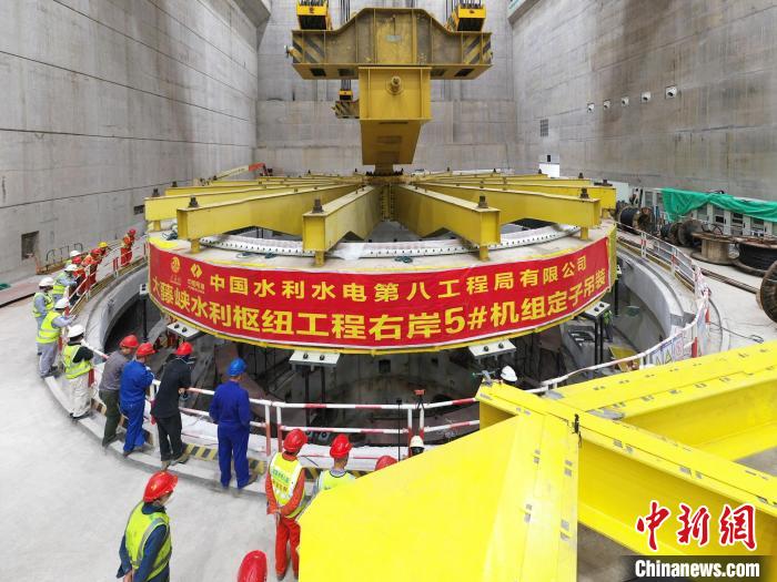 广西大藤峡水利枢纽工程最后一台机组定子成功吊装