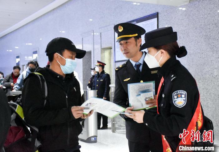 全国铁路公安机关开展为期6个月的“三项治理”专项行动,集中打击整治站车霸座、猥亵、强讨等违法犯罪 公安部铁路公安局供图