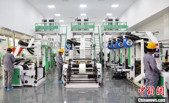 华阳集团纤维新材料公司的两条生物降解塑料生产线安装调试完毕，进入试生产阶段。　华阳集团供图